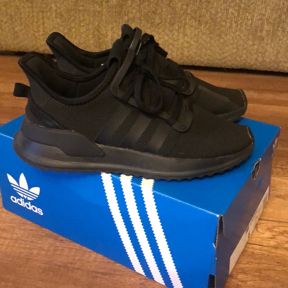 Adidas black tennis shoes